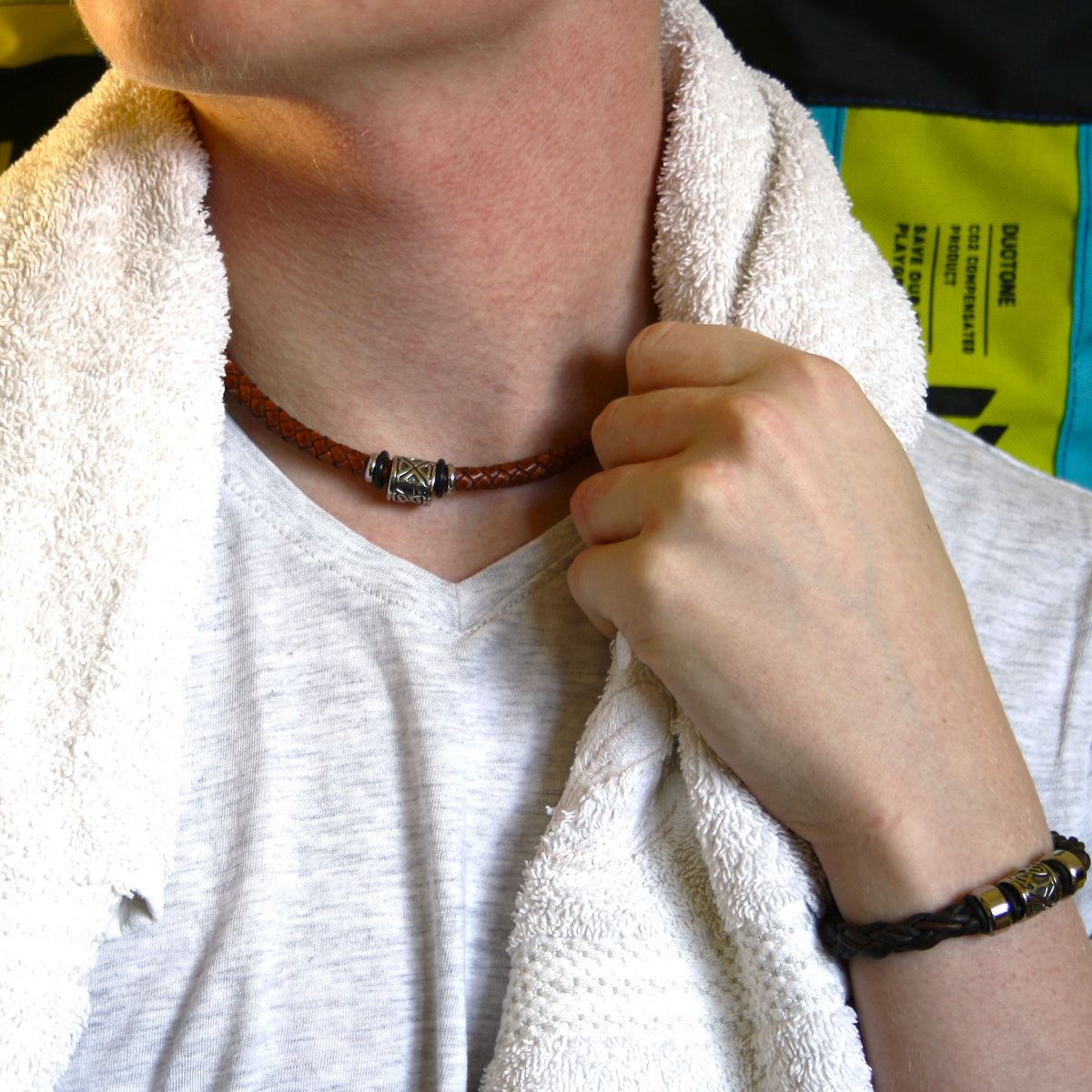 lederhalskette-Herren-damen-cognac-braun-shine-geflochten-Edelstahlverschluss-getragen-wavepirate-shop-f