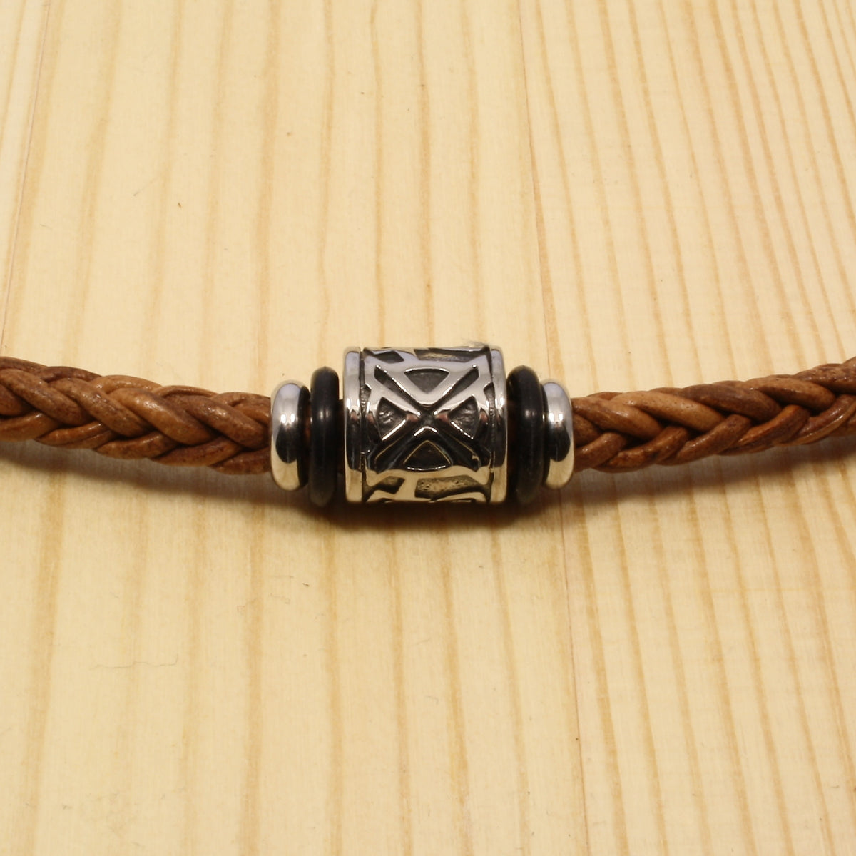 lederhalskette-Herren-damen-cognac-shine-silber-riemen-geflochten-Edelstahlverschluss-detail-wavepirate-shop-z1