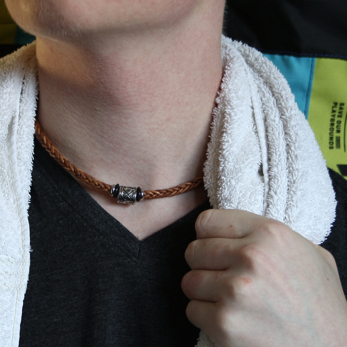 lederhalskette-Herren-damen-cognac-shine-silber-riemen-geflochten-Edelstahlverschluss-getragen-wavepirate-shop-z
