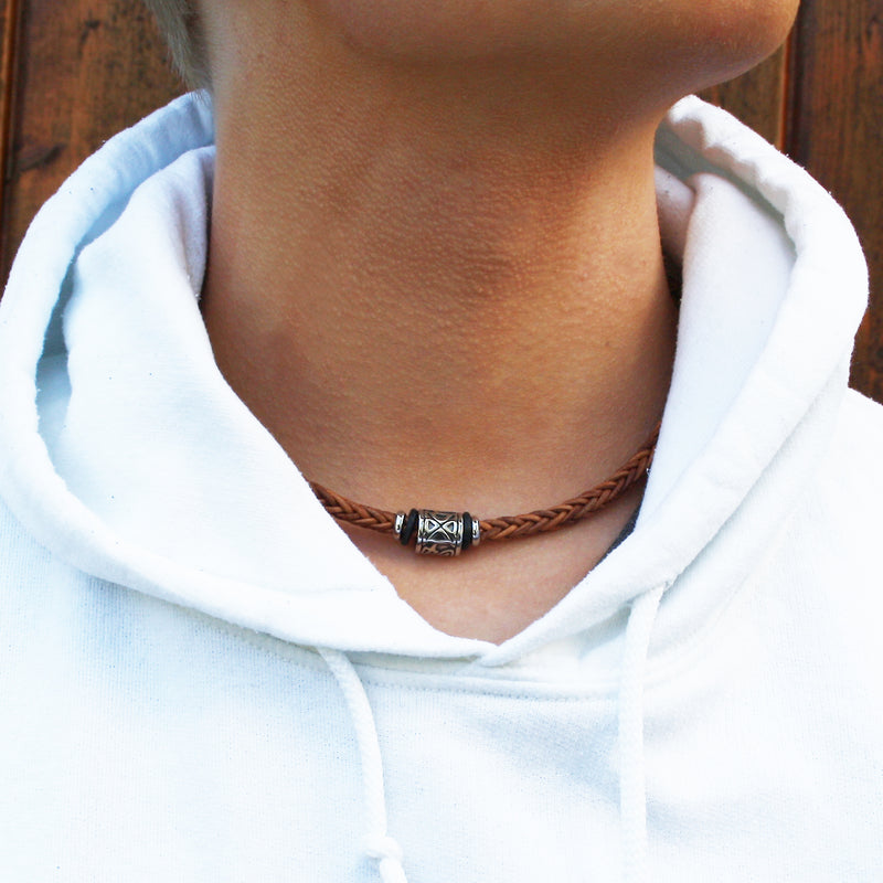 lederhalskette-Herren-damen-cognac-shine-silber-riemen-geflochten-Edelstahlverschluss-getragen-wavepirate-shop-z1