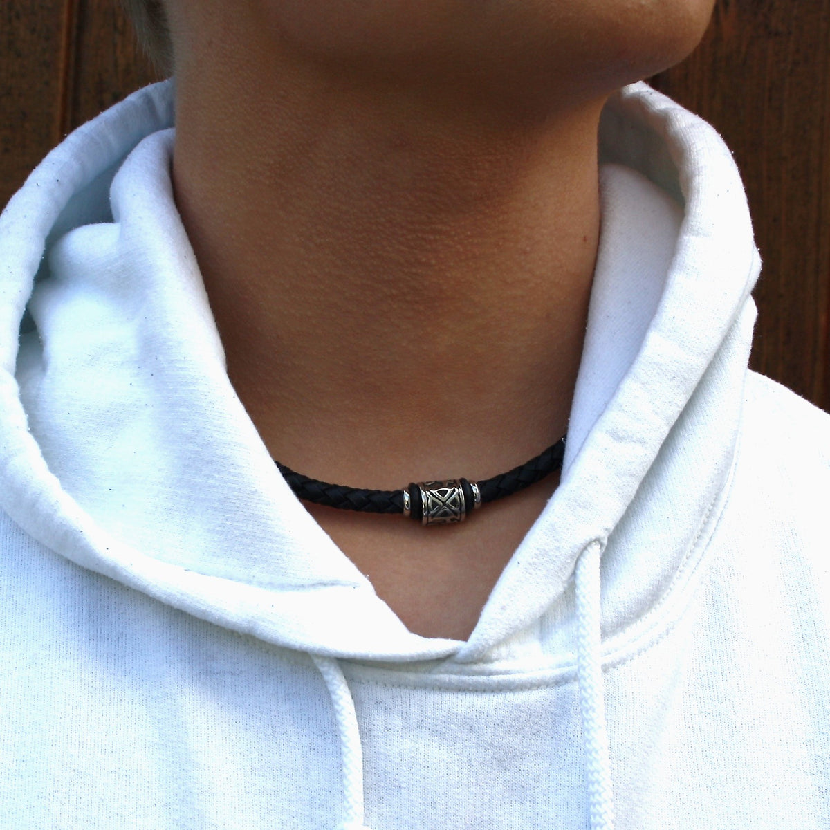 lederhalskette-Herren-damen-schwarz-shine-silber-geflochten-Edelstahlverschluss-getragen-wavepirate-shop-f1