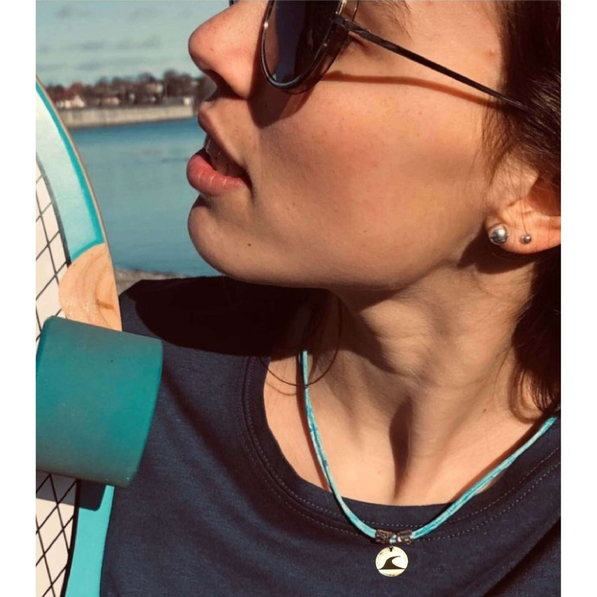 lederhalskette-herren-Damen-rondo-blau-getragen1-Edelstahlverschluss-wavepirate-shop-r