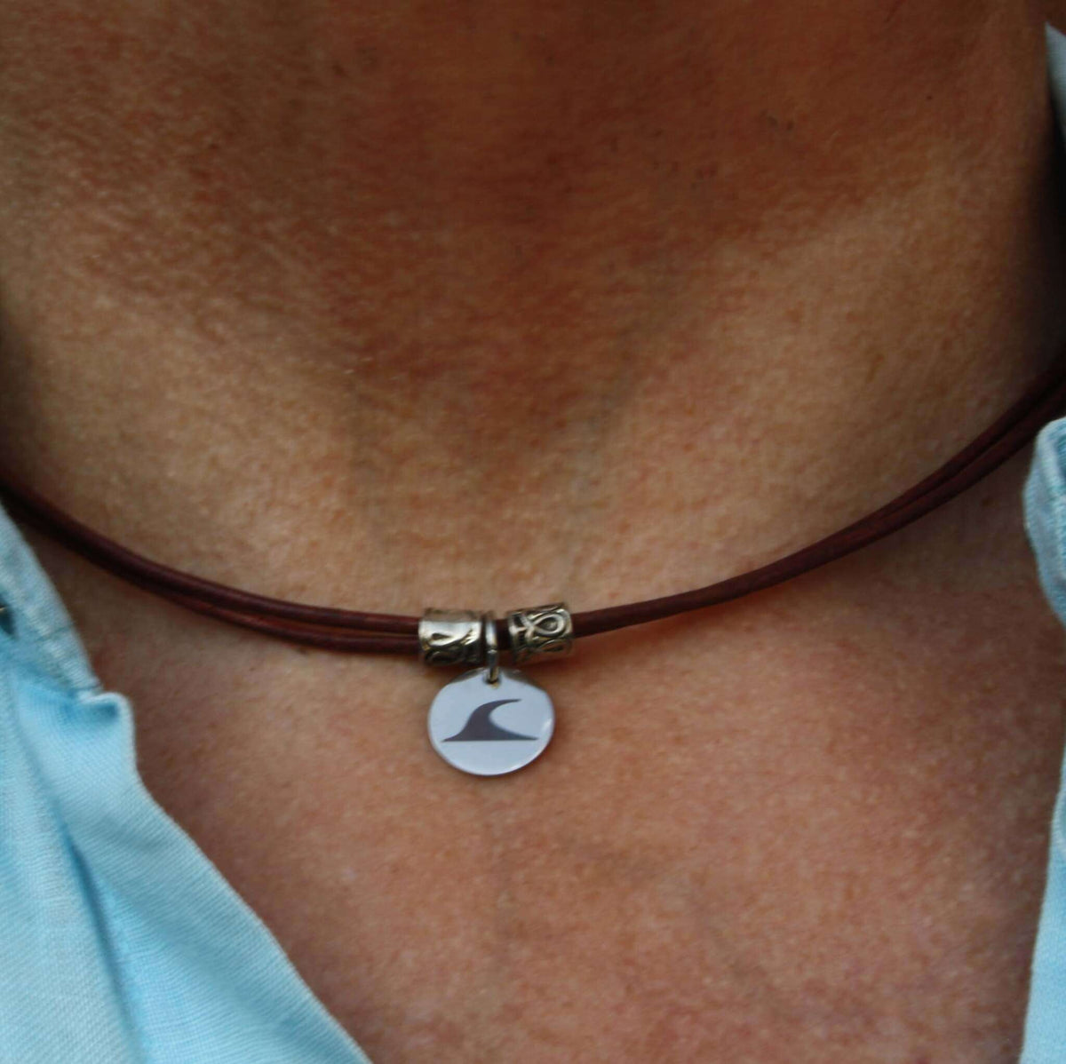 lederhalskette-herren-Damen-rondo-bordeaux-getragen1-Edelstahlverschluss-wavepirate-shop-r