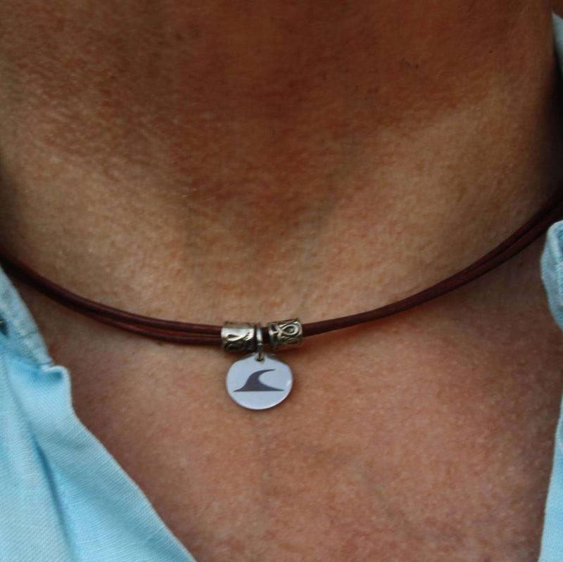 lederhalskette-herren-Damen-rondo-bordeaux-getragen1-Edelstahlverschluss-wavepirate-shop-r