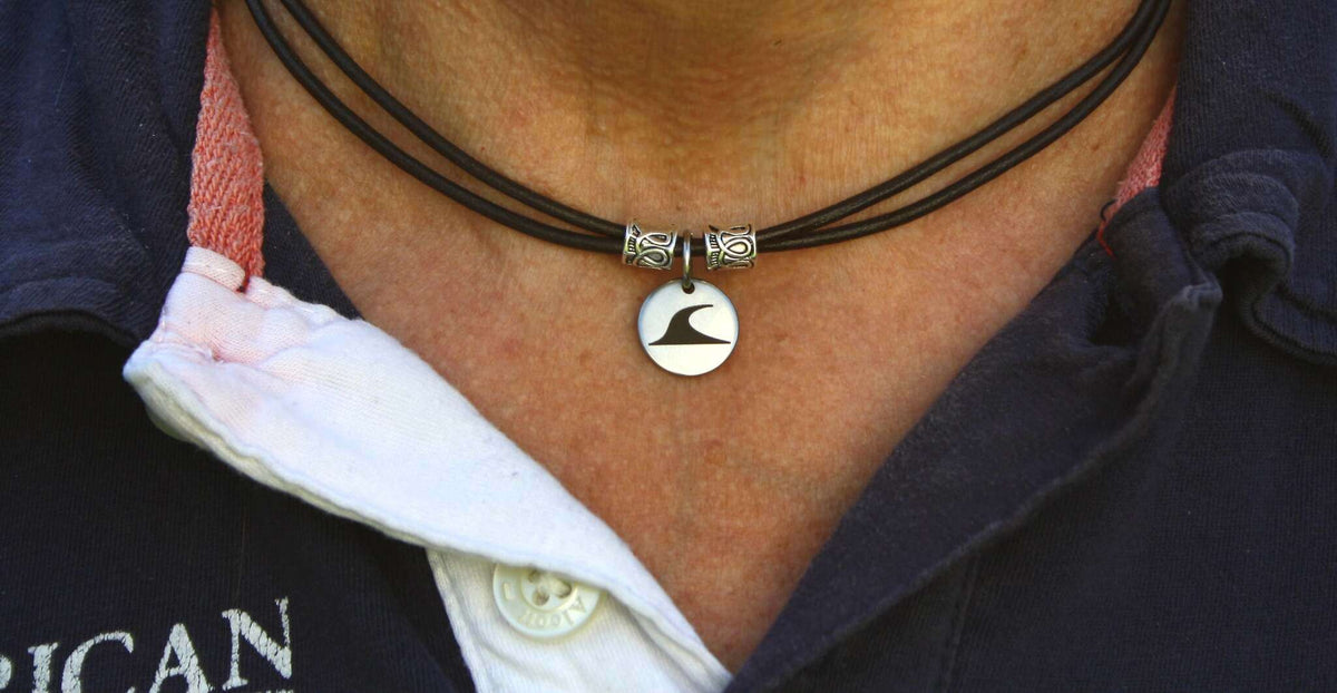 lederhalskette-herren-Damen-rondo-braun-getragen-Edelstahlverschluss-wavepirate-shop-r