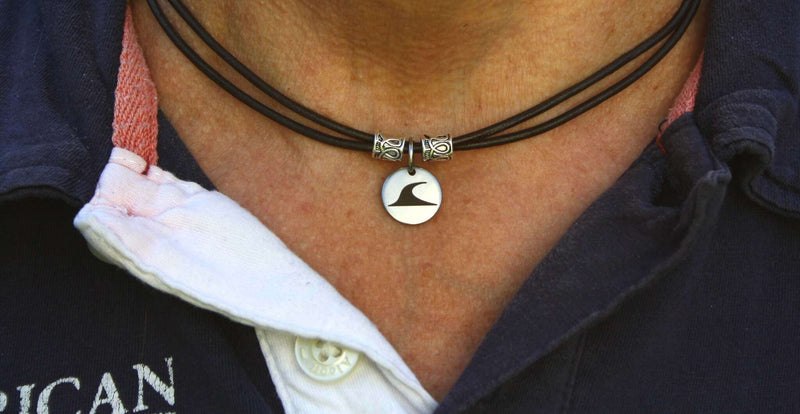 lederhalskette-herren-Damen-rondo-braun-getragen-Edelstahlverschluss-wavepirate-shop-r