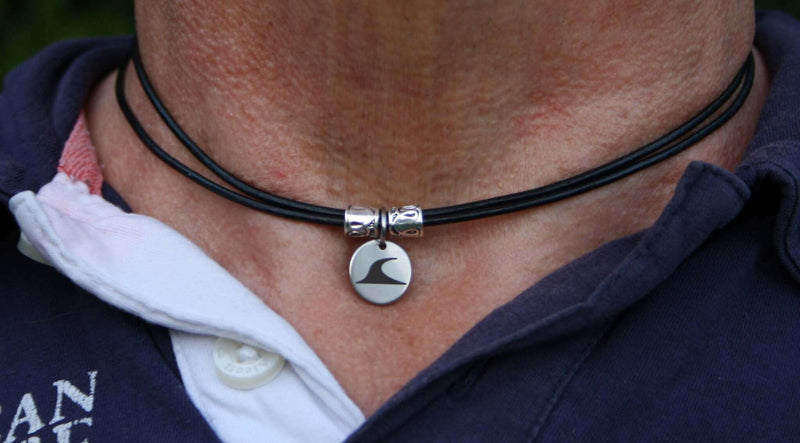 lederhalskette-herren-Damen-rondo-schwarz-getragen-Edelstahlverschluss-wavepirate-shop-r