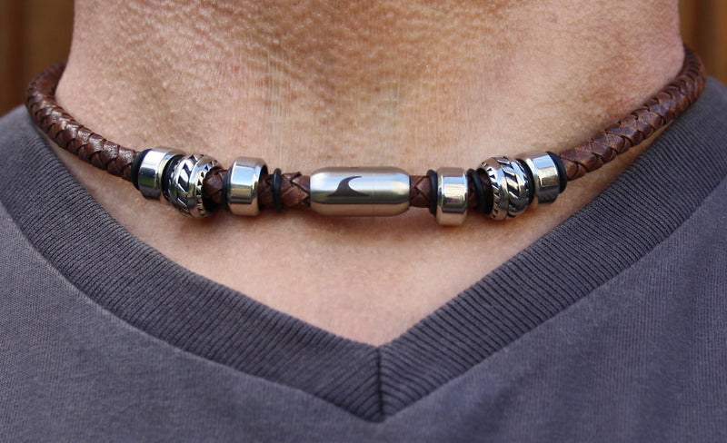 lederhalskette-herren-cognac-silber-steel-geflochten-Edelstahlverschluss-getragen-wavepirate-shop-f