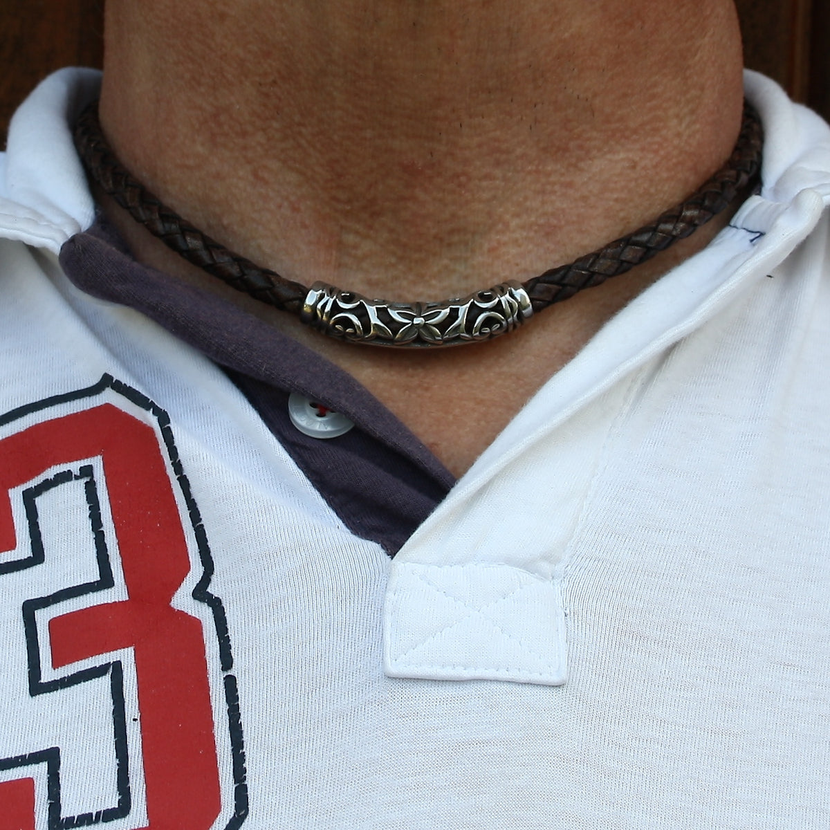 lederhalskette-herren-damen-braun-silber-xo-geflochten-Edelstahlverschluss-getragen-wavepirate-shop-f