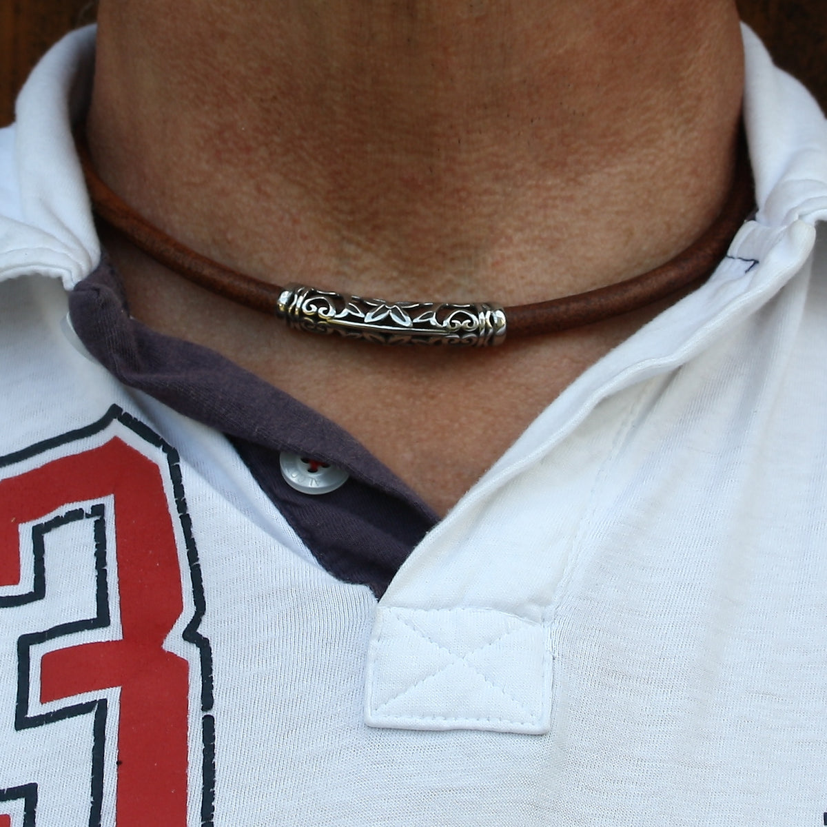 lederhalskette-herren-damen-braun-silber-xo-riemen-massiv-Edelstahlverschluss-getragen-wavepirate-shop-r