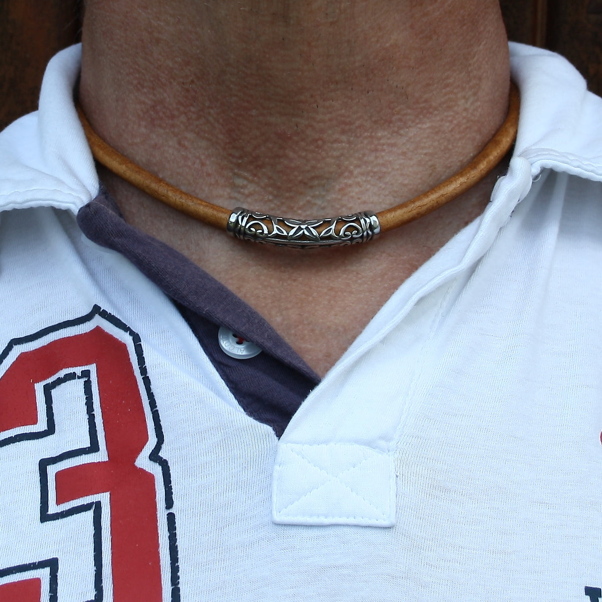 lederhalskette-herren-damen-cognac-silber-xo-riemen-massiv-Edelstahlverschluss-getragen-wavepirate-shop-r