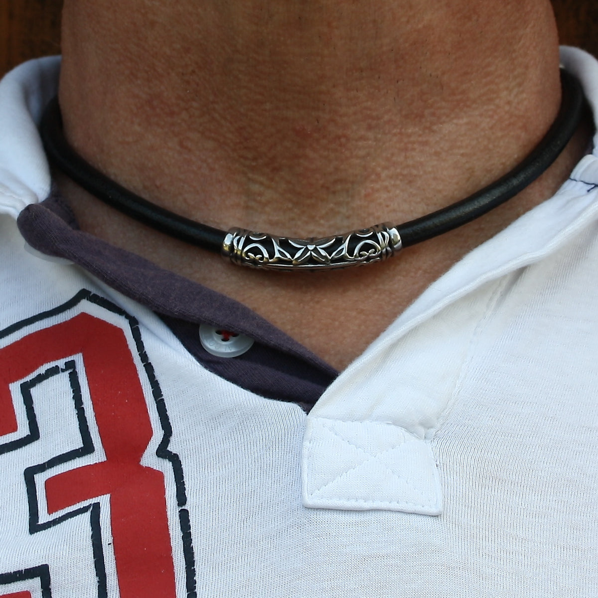 lederhalskette-herren-damen-schwarz-silber-xo-riemen-massiv-Edelstahlverschluss-getragen-wavepirate-shop-r