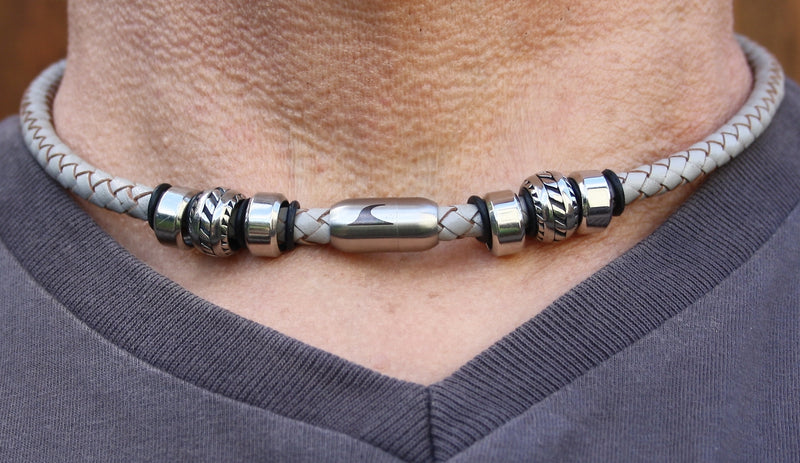 lederhalskette-herren-grau-silber-steel-geflochten-Edelstahlverschluss-getragen-wavepirate-shop-f