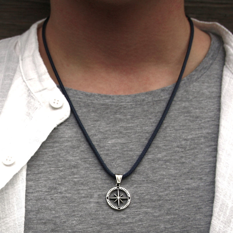 segeltau-halskette-Herren-damen-kompass-windrose-blau-geflochten-wasserfest-Edelstahlverschluss-getragen-wavepirate-shop-st