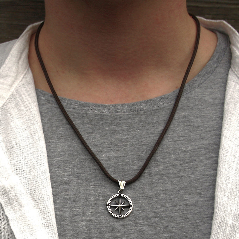 segeltau-halskette-Herren-damen-kompass-windrose-braun-geflochten-wasserfest-Edelstahlverschluss-getragen-wavepirate-shop-st