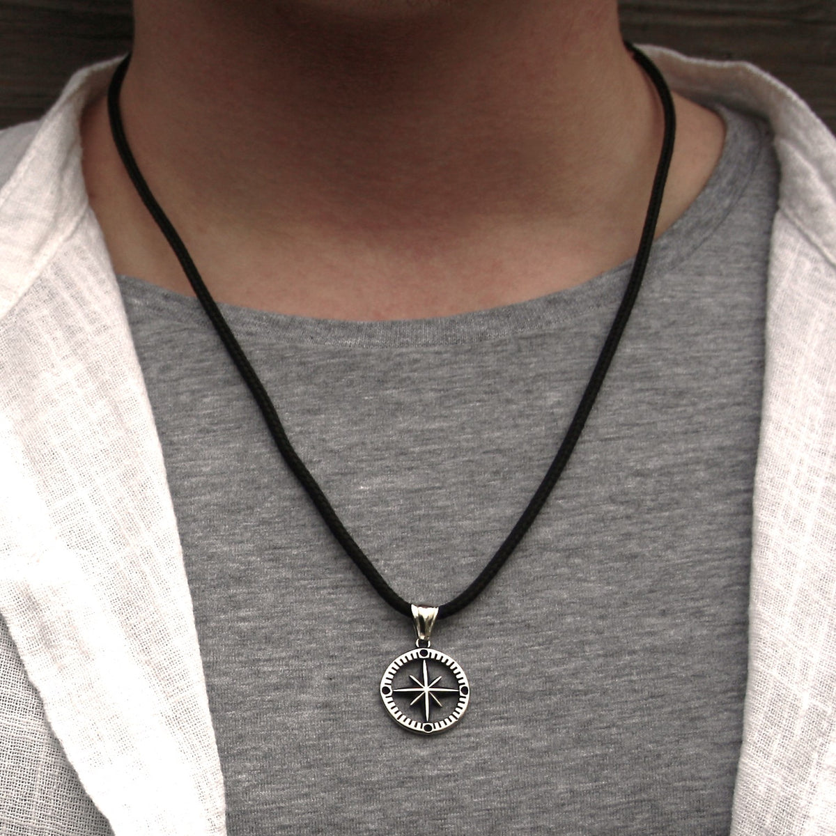 segeltau-halskette-Herren-damen-kompass-windrose-schwarz-geflochten-wasserfest-Edelstahlverschluss-getragen-wavepirate-shop-st