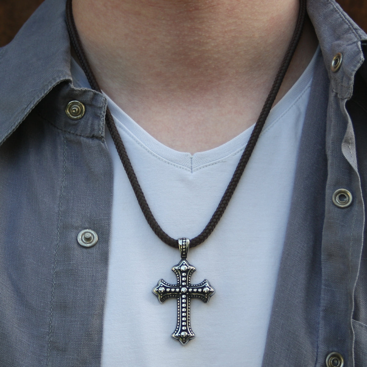 segeltau-halskette-Herren-damen-kreuz-braun-geflochten-Edelstahlverschluss-getragen-wavepirate-shop-st