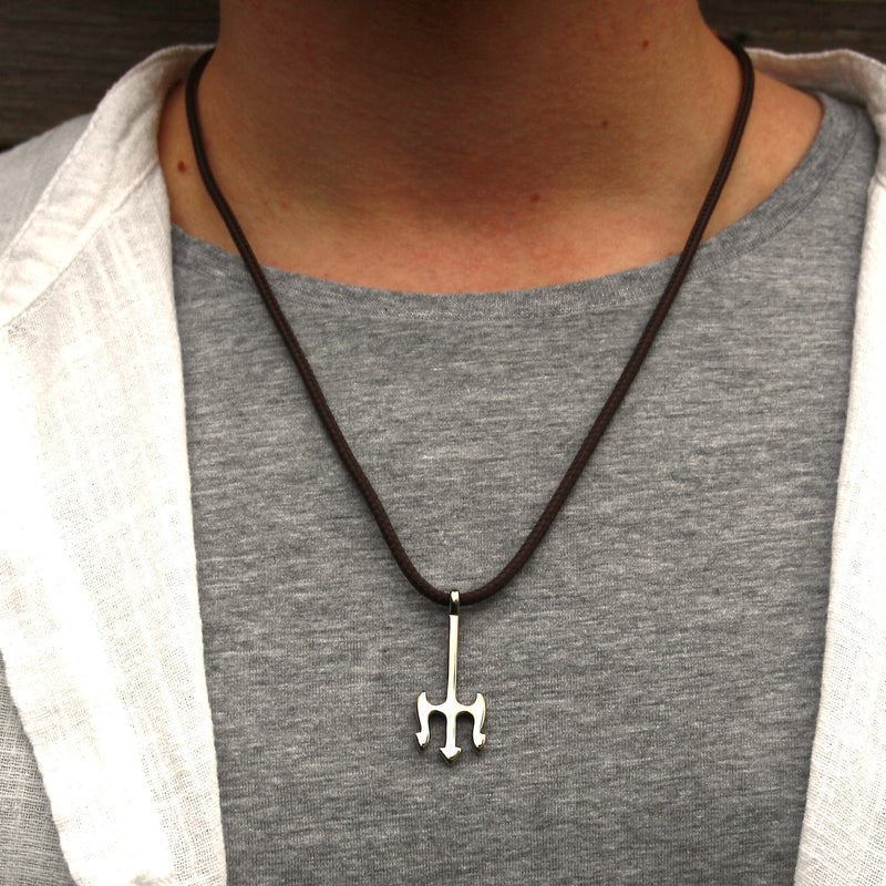 segeltau-halskette-Herren-damen-neptun-braun-geflochten-wasserfest-Edelstahlverschluss-getragen-wavepirate-shop-st
