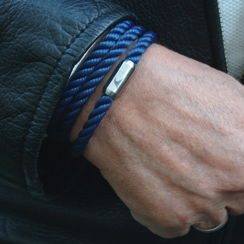 segeltauarmband-herren-blau-storm-kordel-Edelstahlverschluss-getragen-wavepirate-shop-k