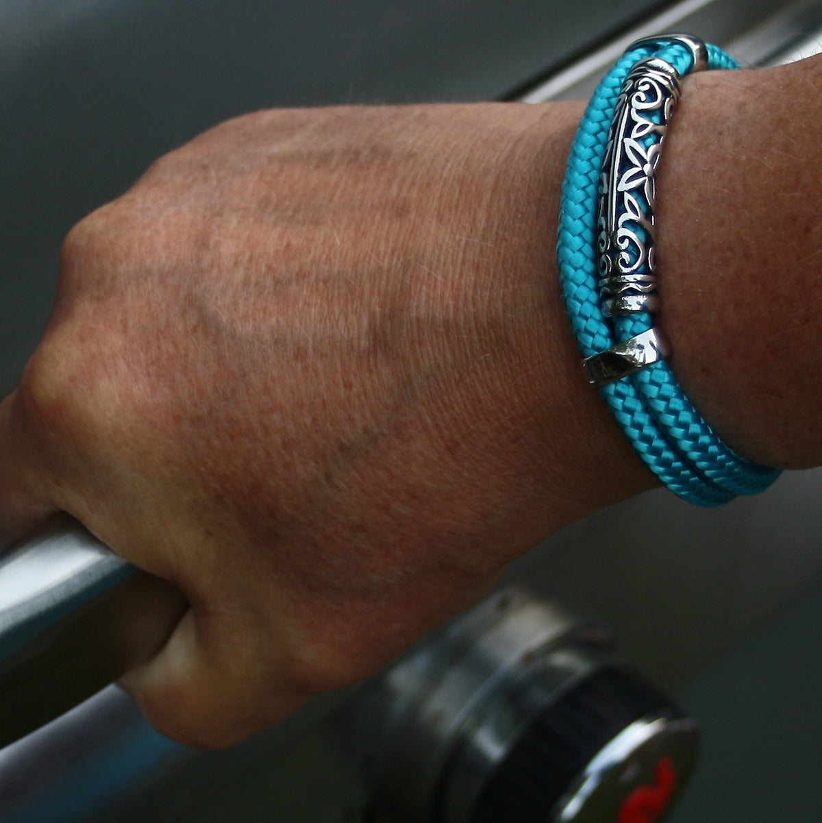 segeltauarmband-herren-blau-xo-geflochten-Edelstahlverschluss-getragen-wavepirate-shop-st