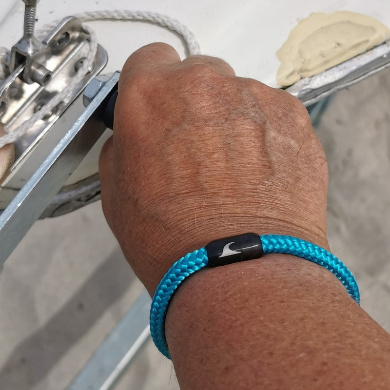 segeltauarmband-herren-damen-blau-schwarz-sylt-geflochten-Edelstahlverschluss-getragen-wavepirate-shop-st