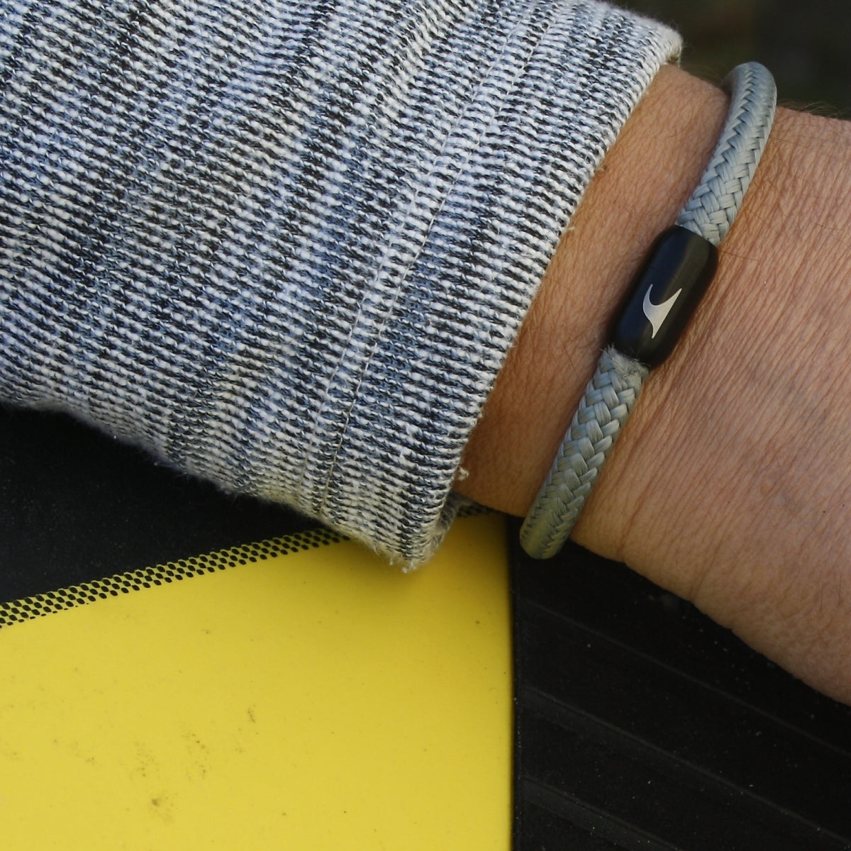 segeltauarmband-herren-damen-grau-schwarz-sylt-geflochten-Edelstahlverschluss-getragen-wavepirate-shop-st