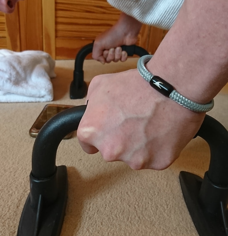 segeltauarmband-herren-damen-grau-schwarz-sylt-geflochten-Edelstahlverschluss-getragen-wavepirate-shop-st1