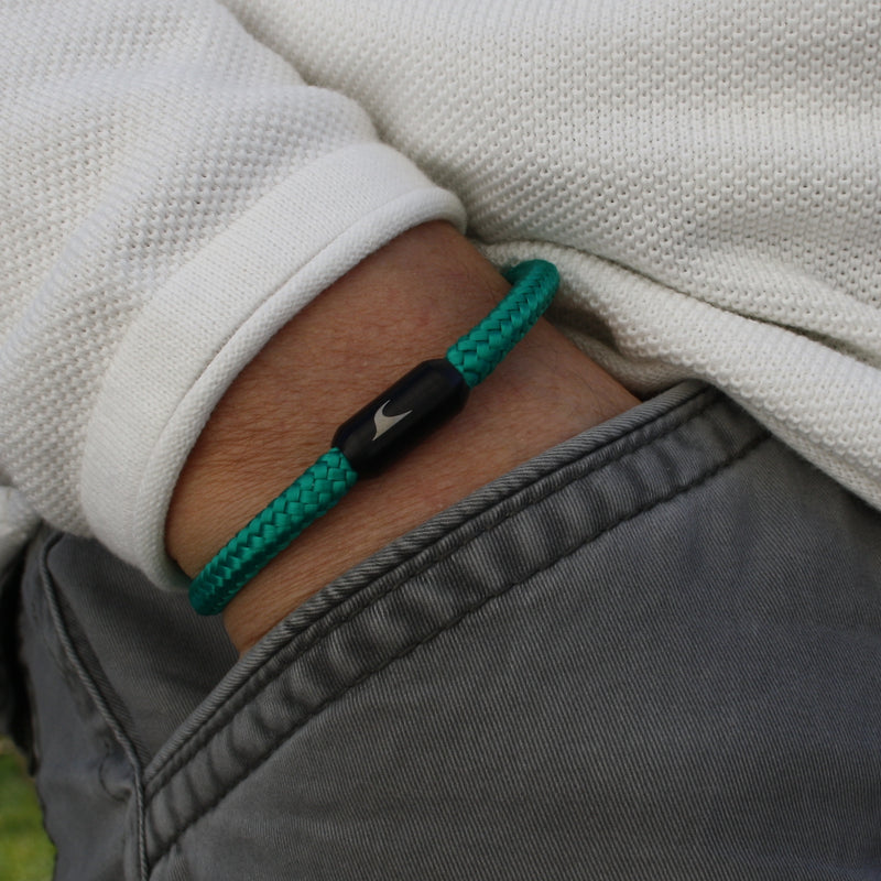 segeltauarmband-herren-damen-gruen-schwarz-sylt-geflochten-Edelstahlverschluss-getragen-wavepirate-shop-st