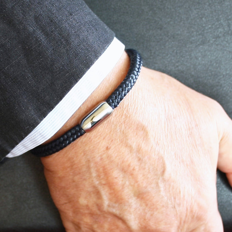 segeltauarmband-herren-damen-marine-silber-sylt-geflochten-Edelstahlverschluss-getragen-wavepirate-shop-st