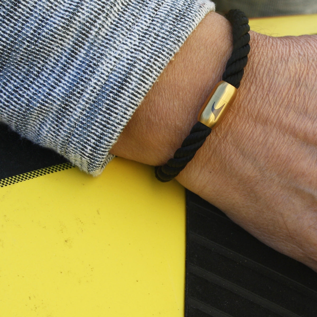 segeltauarmband-herren-damen-schwarz-gold-sylt-kordel-Edelstahlverschluss-getragen-wavepirate-shop-k