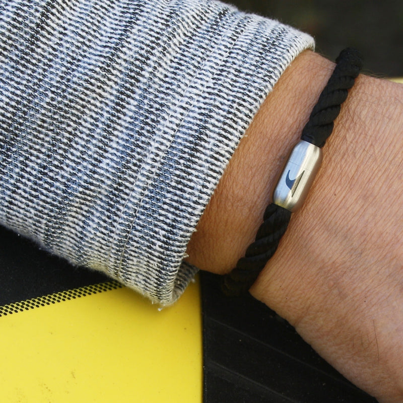 segeltauarmband-herren-damen-schwarz-silber-sylt-kordel-Edelstahlverschluss-getragen-wavepirate-shop-k