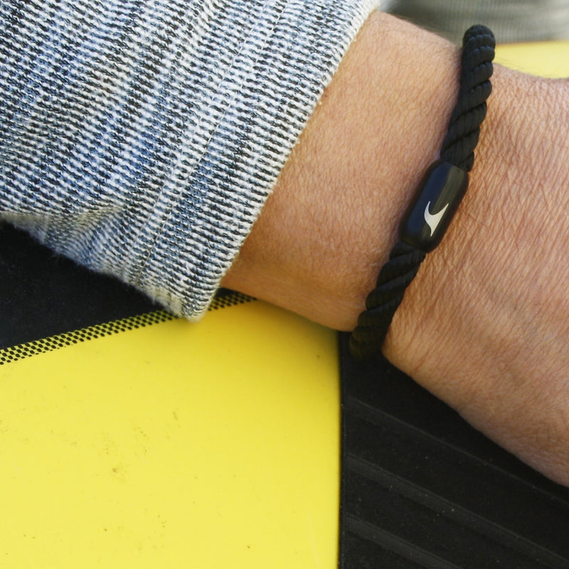 segeltauarmband-herren-damen-schwarz-sylt-kordel-Edelstahlverschluss-getragen-wavepirate-shop-k