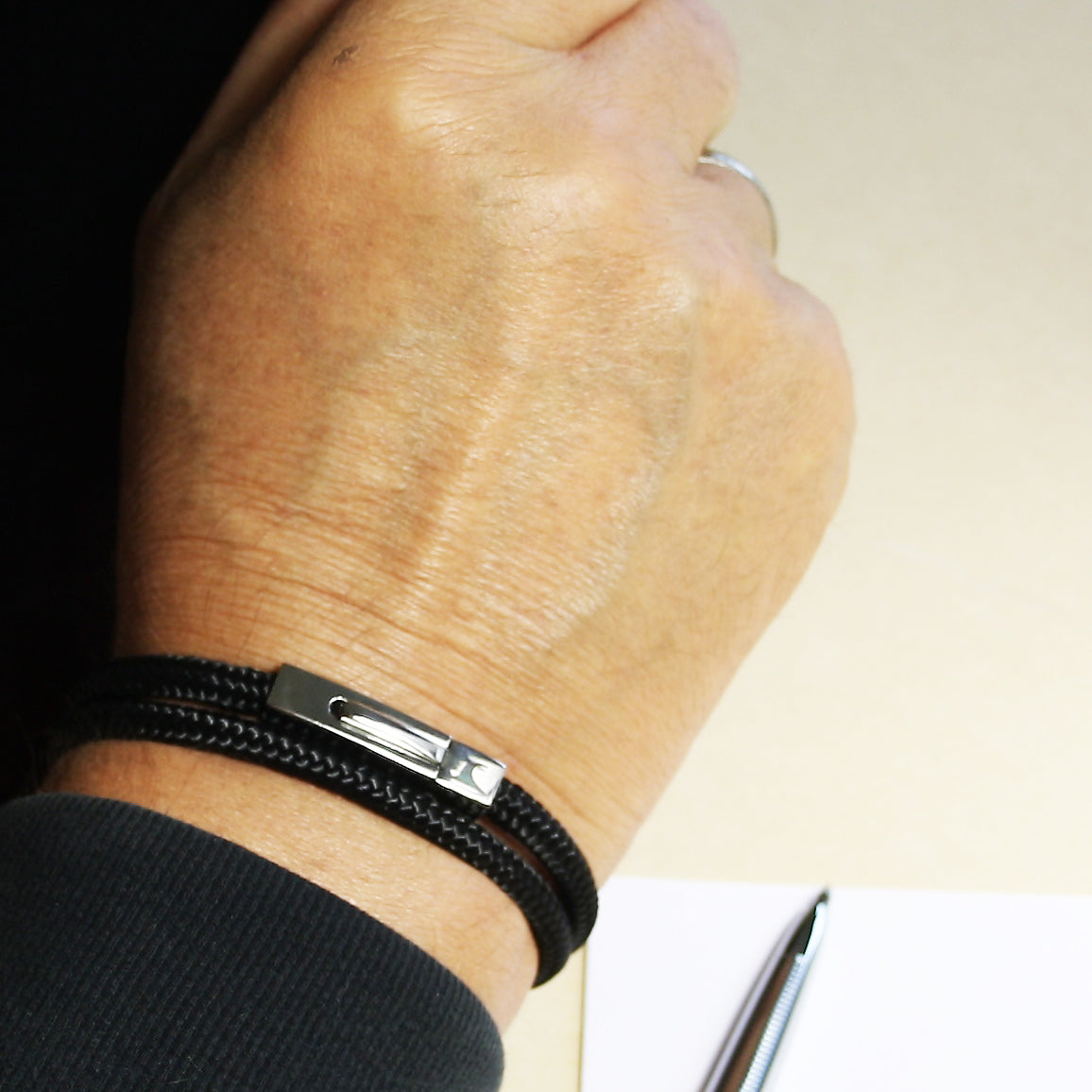 segeltauarmband-herren-damen-schwarz-two-geflochten-Edelstahlverschluss-getragen-wavepirate-shop-st
