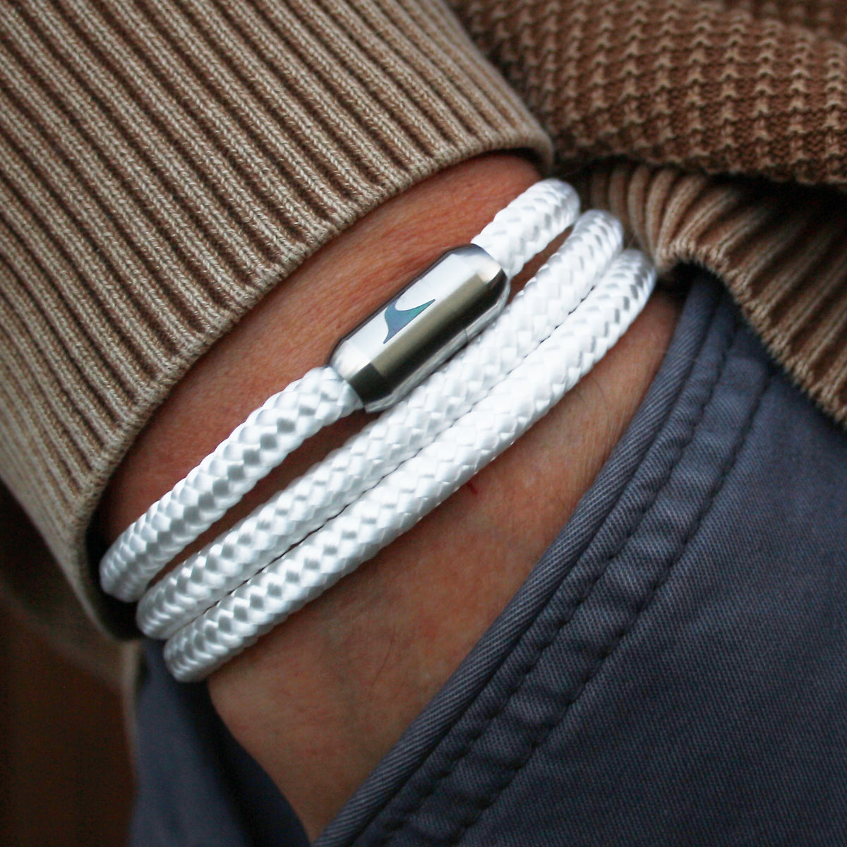segeltauarmband-herren-damen-weiss-silber-storm-geflochten-Edelstahlverschluss-getragen-wavepirate-shop-st