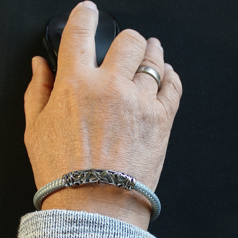 segeltauarmband-herren-grau-schwarz-sylt-xo-geflochten-Edelstahlverschluss-getragen-wavepirate-shop-st