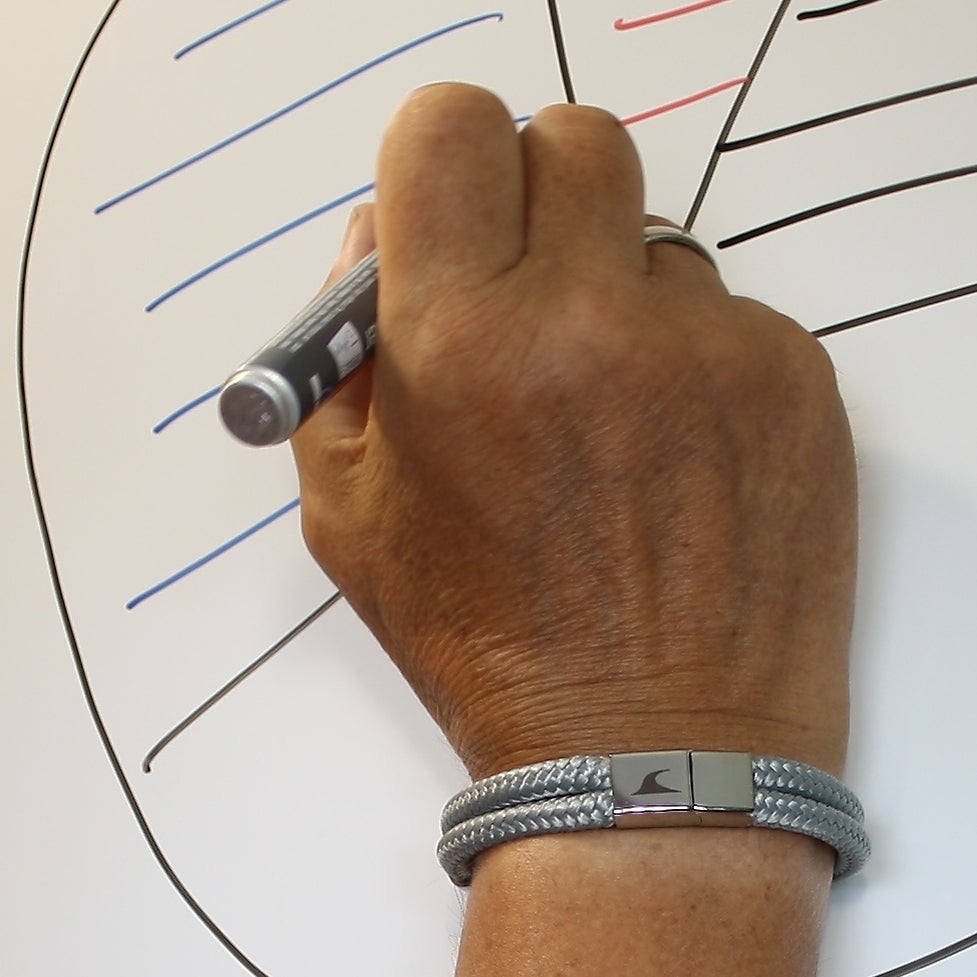 segeltauarmband-herren-grau-xo-geflochten-Edelstahlverschluss-getragen-wavepirate-shop-st1