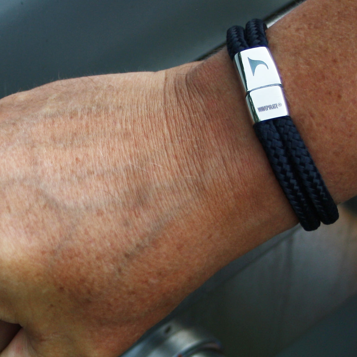 segeltauarmband-herren-marine-blau-xo-geflochten-Edelstahlverschluss-getragen-wavepirate-shop-st1