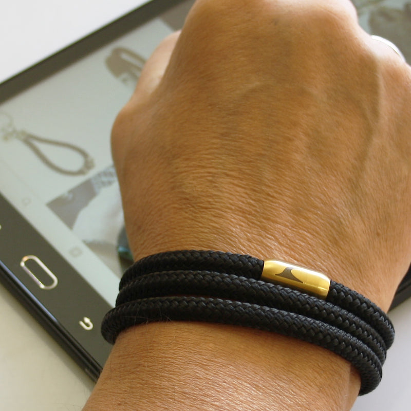 segeltauarmband-herren-schwarz-gold-storm-geflochten-Edelstahlverschluss-getragen-wavepirate-shop-st