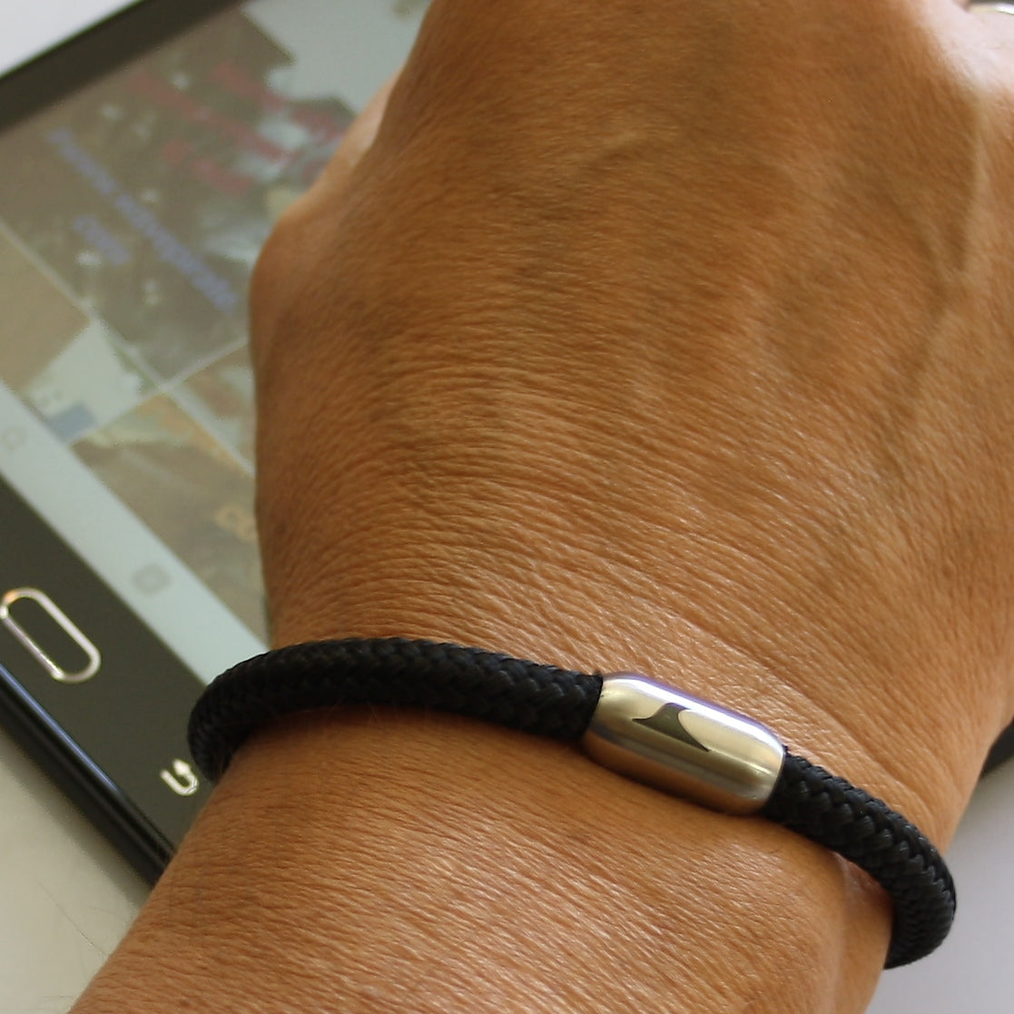 segeltauarmband-herren-schwarz-silber-steel-geflochten-Edelstahlverschluss-getragen-wavepirate-shop-r1