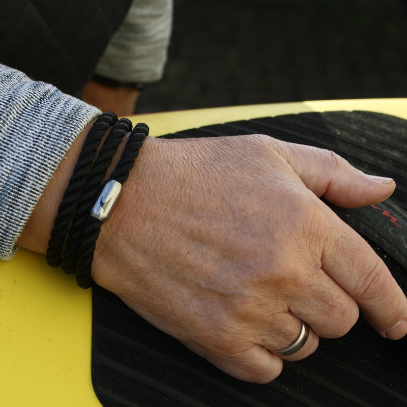 segeltauarmband-herren-schwarz-silber-storm-kordel-Edelstahlverschluss-getragen-wavepirate-shop-k