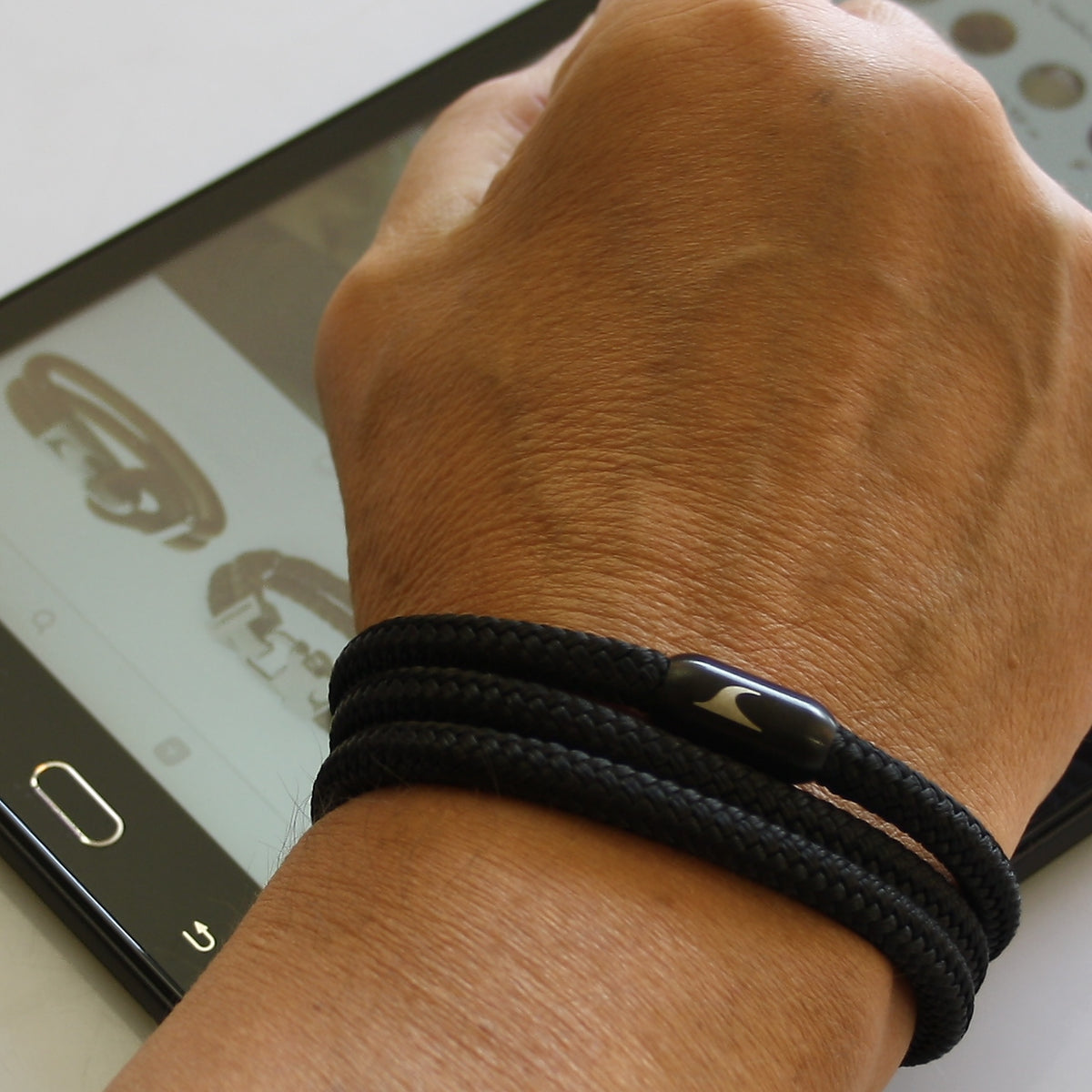 segeltauarmband-herren-schwarz-sw-storm-geflochten-Edelstahlverschluss-getragen-wavepirate-shop-st