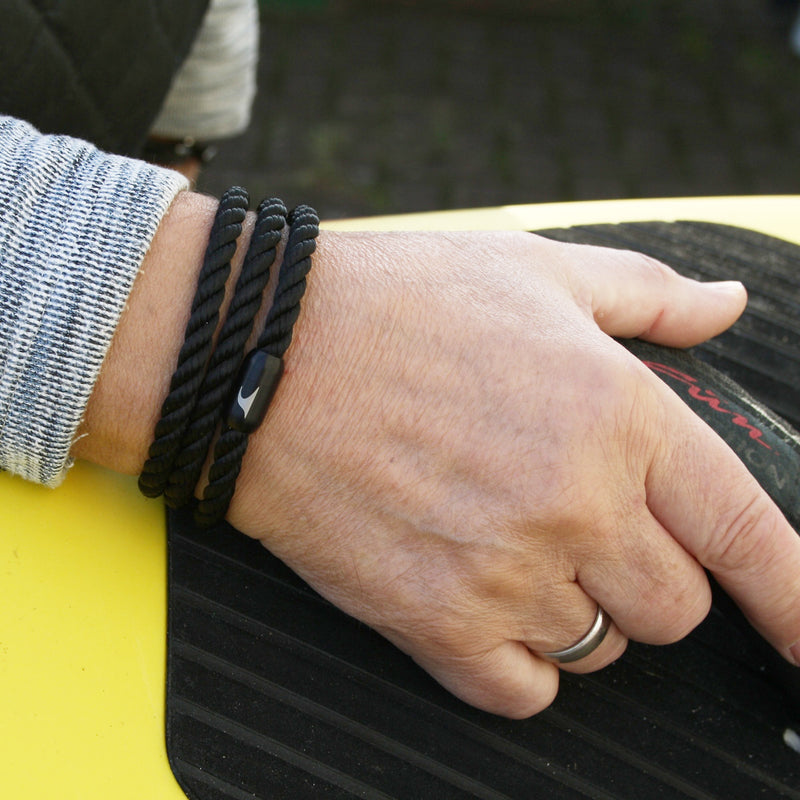 segeltauarmband-herren-schwarz-sw-storm-kordel-Edelstahlverschluss-getragen-wavepirate-shop-k