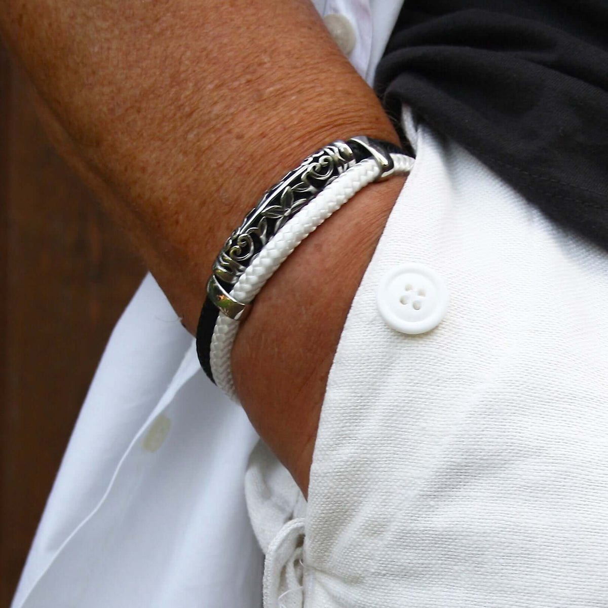 segeltauarmband-herren-schwarz-weiss-xo-geflochten-Edelstahlverschluss-getragen-wavepirate-shop-st