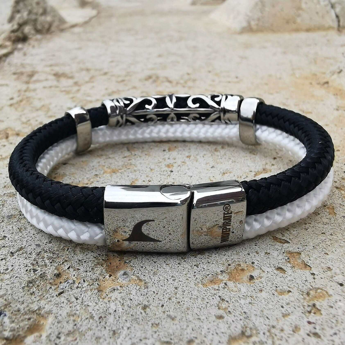 segeltauarmband-herren-schwarz-weiss-xo-geflochten-Edelstahlverschluss-vorn-detail-wavepirate-shop-st