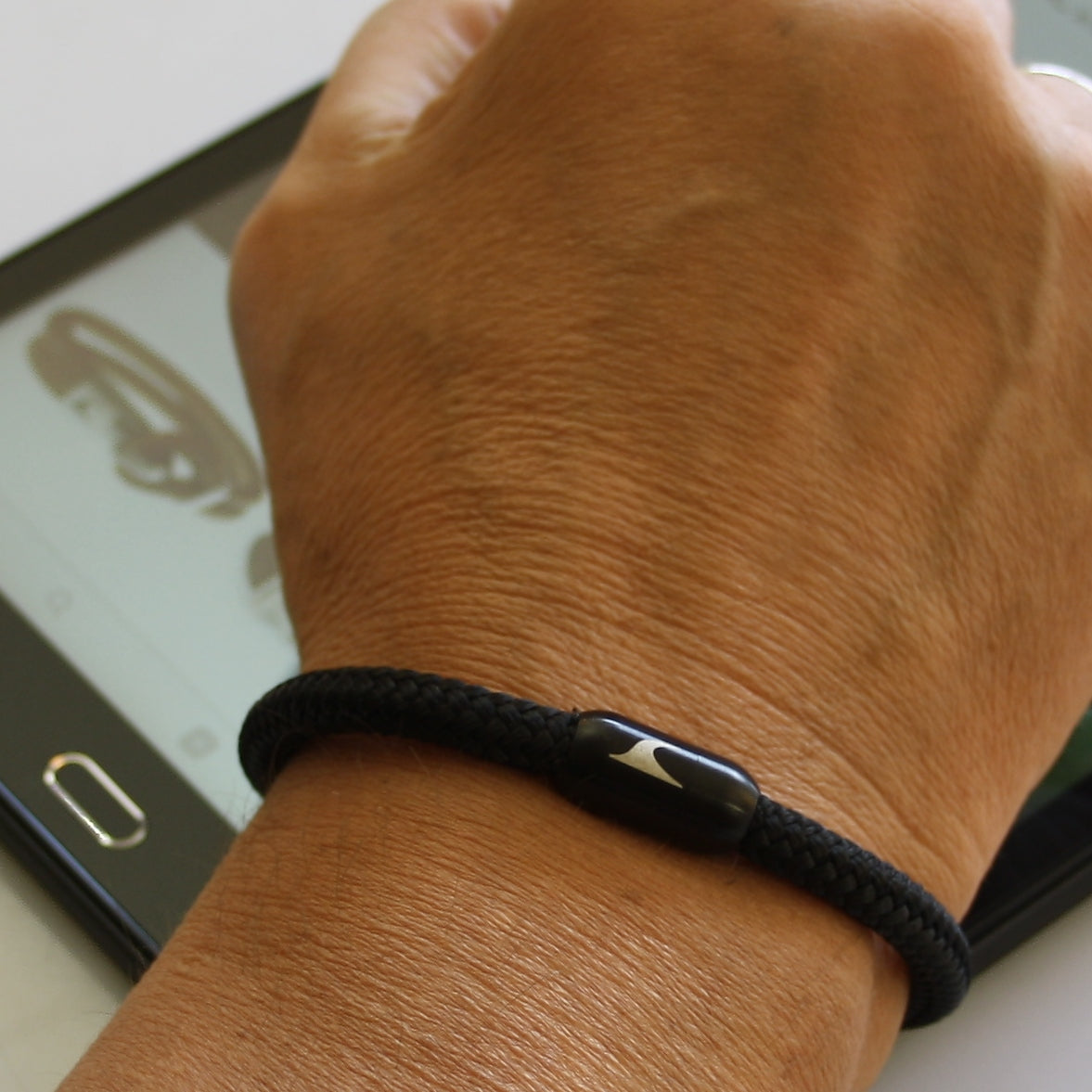 segeltauarmband-herren-steel-schwarz-geflochten-Edelstahlverschluss-getragen-wavepirate-shop-r1